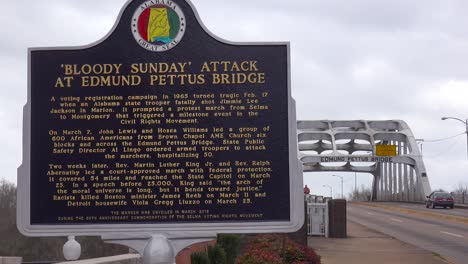 Eine-Gedenktafel-Ehrt-Die-Opfer-Des-Blutigen-Sonntagsangriffs-Auf-Die-Edmund-Pettus-Bridge-In-Selma-Alabama