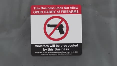 Ein-Angebrachtes-Schild-Verbietet-Das-Mitbringen-Von-Schusswaffen-Oder-Schusswaffen-In-Ein-Geschäft