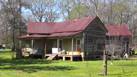 A-rundown-old-shack-in-rural-Mississippi