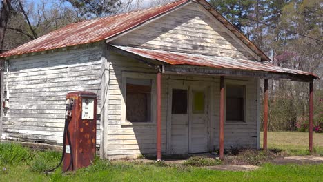A-rundown-old-gas-station-in-rural-Mississippi