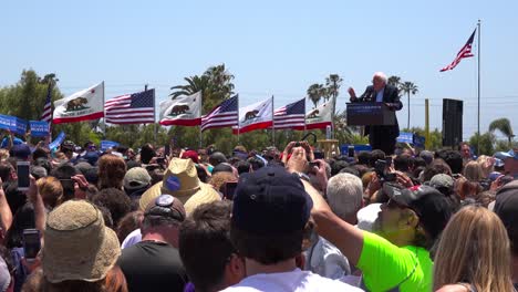 Bernie-Sanders-Spricht-Vor-Einer-Riesigen-Menschenmenge-Bei-Einer-Politischen-Kundgebung-Darüber,-Was-Politik-In-Amerika-Bedeutet
