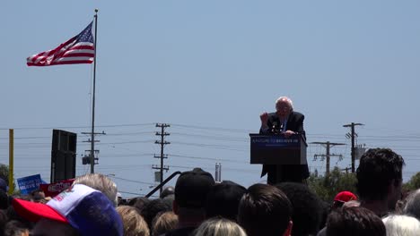 Bernie-Sanders-Spricht-Vor-Einer-Riesigen-Menschenmenge-Bei-Einer-Politischen-Kundgebung-über-Kostenlose-Gesundheitsversorgung-Für-Alle