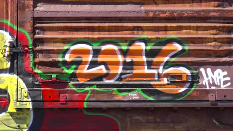 Bunte-Graffiti,-Die-Das-Jahr-2016-Anzeigen,-Sind-Auf-Geparkten-Eisenbahnwaggons-Zu-Sehen