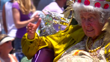 Eine-Sehr-ältere-Frau-Wird-Bei-Einer-Straßenparade-In-Santa-Barbara-Kalifornien-Gekrönt