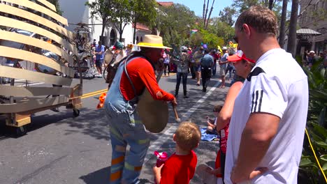 Straßenkünstler-Amüsieren-Die-Massen-Bei-Der-Sonnenwende-Sommerparade-In-Santa-Barbara,-Kalifornien