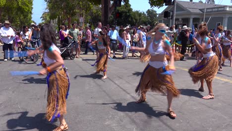 Hippies-Tanzen-Auf-Der-Straße-Während-Eines-Straßenfestes-In-Santa-Barbara,-Kalifornien-2