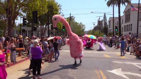 Ein-Riesiger-Flamingo-Spaziert-Bei-Der-Sommersonnenwendeparade-In-Santa-Barbara-Kalifornien