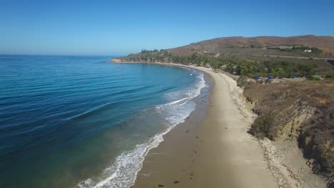 Eine-Schöne-Lange-Luftaufnahme-Entlang-Des-Refugio-State-Beach-In-Der-Nähe-Von-Santa-Barbara-Kalifornien