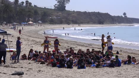 Los-Niños-Asisten-A-Un-Campamento-Diurno-En-La-Playa-De-Santa-Bárbara,-California.