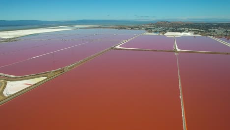 Luftaufnahmen-über-Den-Bemerkenswerten-Rot-weißen-Salinen-In-Der-Bucht-Von-Fremont-California