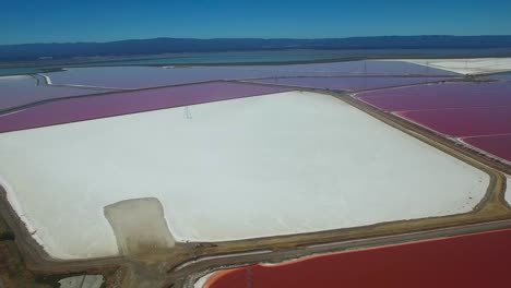 Luftaufnahmen-über-Den-Bemerkenswerten-Rot-weißen-Salinen-In-Der-Bucht-Von-Fremont-California-1