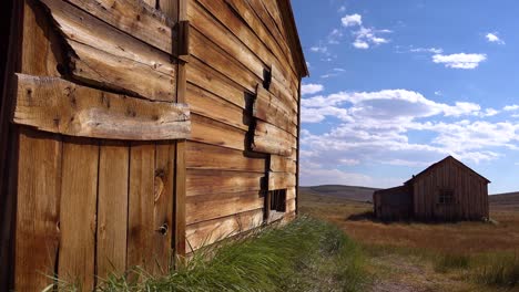 Old-wooden-barns-sit-in-the-grasslands-at-the-abandoned-ghost-town-of-Bodie-1
