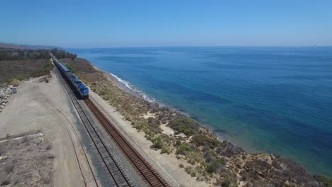 Una-Buena-Antena-Sobre-Un-Tren-De-Pasajeros-De-Amtrak-Que-Viaja-A-Lo-Largo-De-La-Costa-De-California