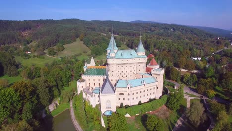 Eine-Schöne-Luftaufnahme-Des-Romantischen-Schlosses-Bojnice-In-Der-Slowakei-2