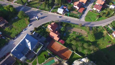 Erstaunliche-Luftaufnahme-Einer-Verlassenen-Burgruine-Auf-Einem-Hügel-In-Der-Slowakei-3