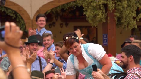 Una-Mujer-Alemana-Bebe-Una-Jarra-Llena-De-Cerveza-Y-Recibe-Una-Ovación-En-El-Okroberfest-De-Alemania.