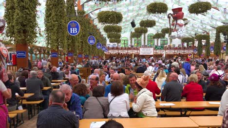 Una-Mujer-Vende-Galletas-De-Jengibre-Dentro-De-Una-Cervecería-En-El-Oktoberfest-De-Alemania