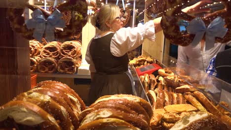 Brezeln-Werden-Während-Des-Oktoberfestes-An-Einem-Stand-Verkauft