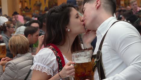Ein-Junge-Küsst-Sein-Mädchen-Während-Des-Oktoberfestes-In-Deutschland