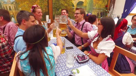 La-Gente-Levanta-Sus-Jarras-De-Cerveza-En-Un-Brindis-En-El-Oktoberfest-De-Alemania