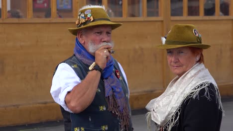 Ein-älteres-Paar-In-Kostüm-Besucht-Oktoberfest