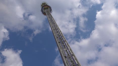 A-thrill-ride-at-an-amusement-park-involves-a-high-tower-drop-1