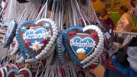 Gingerbread-cookies-celebrate-Oktoberfest-in-Germany