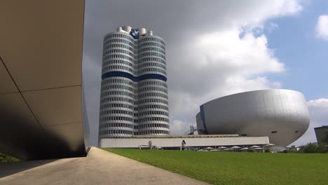 Establecimiento-De-Tiro-De-La-Sede-De-BMW-En-Munich-Alemania