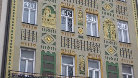 Ein-Schild-An-Einem-Gebäude-In-München-Sagt,-Dass-Einwanderer-Willkommen-Sind