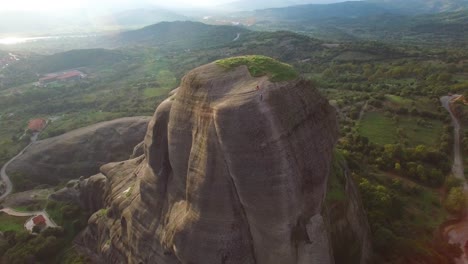 Schöne-Antenne,-Während-Kletterer-Eine-Steile-Felswand-In-Meteora-Griechenland-Erklimmen