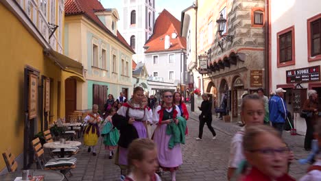 Schöne-Kinder-In-Einheimischen-Kostümen-Spazieren-Durch-Cesk___´©-Krumlov-Ein-Hübsches-Kleines-Böhmisches-Dorf-In-Der-Tschechischen-Republik