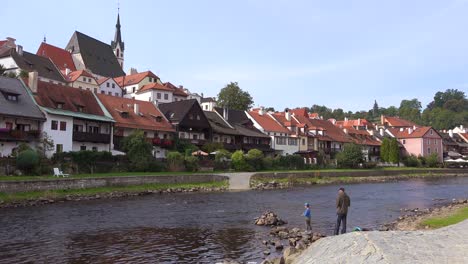 Flussszene-In-Cesk___´©-Krumlov-Ein-Schönes-Kleines-Böhmisches-Dorf-In-Der-Tschechischen-Republik