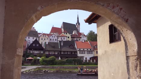 Flussszene-Mit-Floß-Vorbei-In-Cesk___´©-Krumlov-Ein-Hübsches-Kleines-Böhmisches-Dorf-In-Der-Tschechischen-Republik