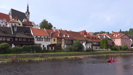 Flussszene-Mit-Kajak-Vorbei-In-Cesk___´©-Krumlov-Ein-Schönes-Kleines-Böhmisches-Dorf-In-Der-Tschechischen-Republik