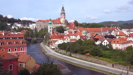 Eine-Schöne-Aussicht-Auf-Ceskkrumlov,-Ein-Schönes-Kleines-Böhmisches-Dorf-In-Der-Tschechien