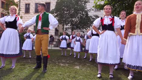 Schöne-Junge-Leute-In-Einheimischer-Tracht-Tanzen-In-Cesk-Krumlov,-Einem-Schönen-Kleinen-Böhmischen-Dorf-In-Der-Tschechischen-Republik