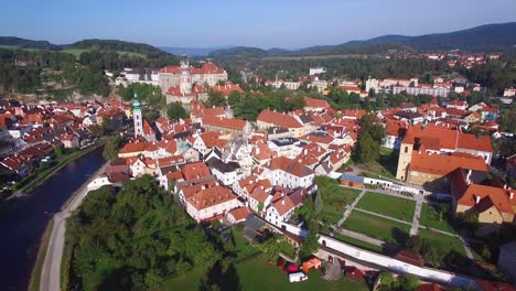 Eine-Luftaufnahme-Von-Cesk-Krumlov,-Einem-Hübschen-Kleinen-Böhmischen-Dorf-In-Der-Tschechischen-Republik-3