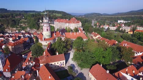 Eine-Luftaufnahme-Von-Cesk-Krumlov,-Einem-Hübschen-Kleinen-Böhmischen-Dorf-In-Der-Tschechischen-Republik-4