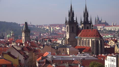 Un-Alto-ángulo-De-Vista-Sobre-Los-Tejados-De-Praga,-República-Checa