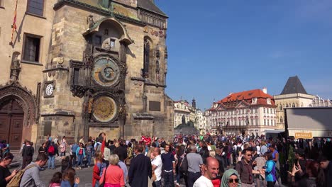 Grandes-Multitudes-Caminan-En-La-Plaza-De-Wenceslao-En-Praga,-República-Checa