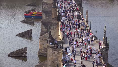 Schöner-Tag-Mit-Erschossenen-Menschenmengen,-Die-Die-Karlsbrücke-über-Die-Moldau-In-Prag-Tschechien-überqueren-3