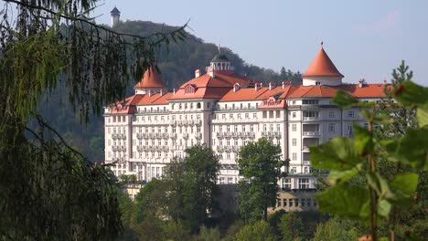 Ein-Massives-Altmodisches-Retro-europäisches-Resorthotel-In-Den-Bergen-Von-Karlsbad,-Tschechien