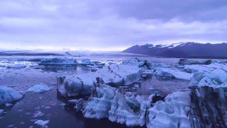 Drohnenantenne-über-Eisbergen-In-Einer-Gletscherbucht-Deutet-Auf-Eine-Globale-Erwärmung-In-Der-Arktis-In-Der-Jökulsarlon-Gletscherlagune-Island-Nacht-Hin-1