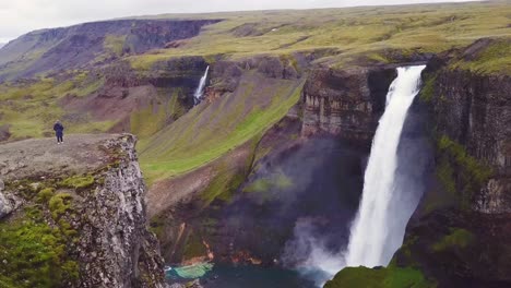 Antena-Sobre-La-Hermosa-Y-Sorprendente-Cascada-Alta-De-Haifoss-En-Islandia-1