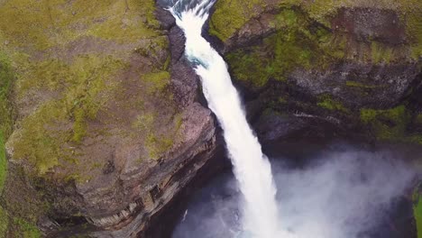 Antena-Sobre-La-Hermosa-Y-Sorprendente-Cascada-Alta-De-Haifoss-En-Islandia-9