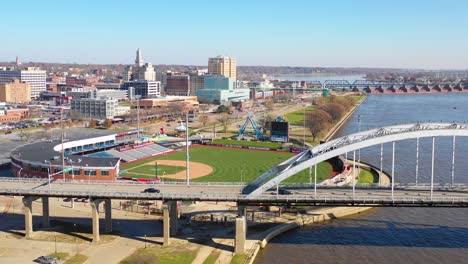 Good-drone-vista-aérea-establishing-shot-of-Davenport-Quad-Cities-Iowa-and-the-Mississippi-Río-foreground-2