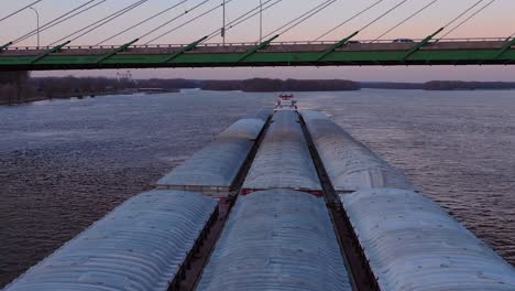 Imágenes-Aéreas-De-Drones-De-Una-Enorme-Barcaza-Que-Viajaba-Bajo-Un-Puente-De-La-Autopista-En-El-Río-Mississippi-Cerca-De-Burlington,-Iowa-1