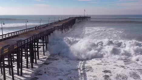 Antena-Sobre-Enormes-Olas-Rodando-Sobre-Un-Muelle-De-California-En-Ventura-California-Durante-Una-Gran-Tormenta-De-Invierno-Sugiere-Calentamiento-Global-Y-Aumento-Del-Nivel-Del-Mar-O-Tsunami-2