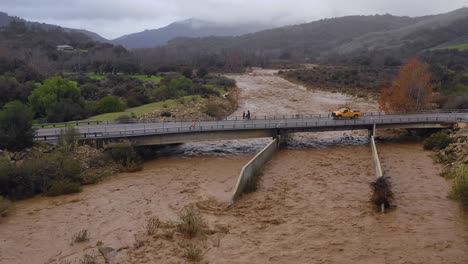 Antena-De-Aguas-De-Inundación-Moviéndose-Rápidamente-Por-El-Río-Ventura-Cerca-De-Ojai-California-Con-Escorrentía-Durante-Las-Inundaciones-Del-Clima-Invernal