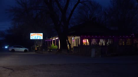 Nachtaufnahme-Eines-Straßencafés-Oder-Restaurants-Im-Landhausstil-Country
